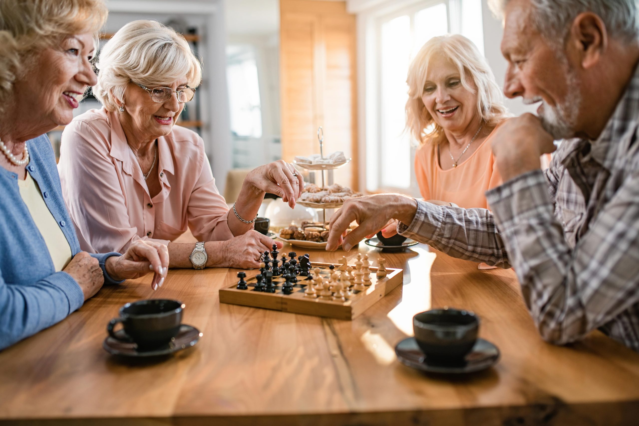 Seniors pratiquant une activité pour stimuler la mémoire